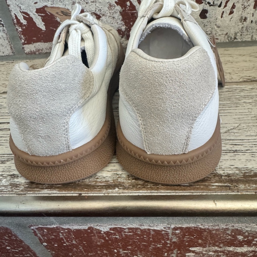 2 tone leather Sneakers- super cute comfy and chic😎zoom in for all the details! - Picture 4 of 11